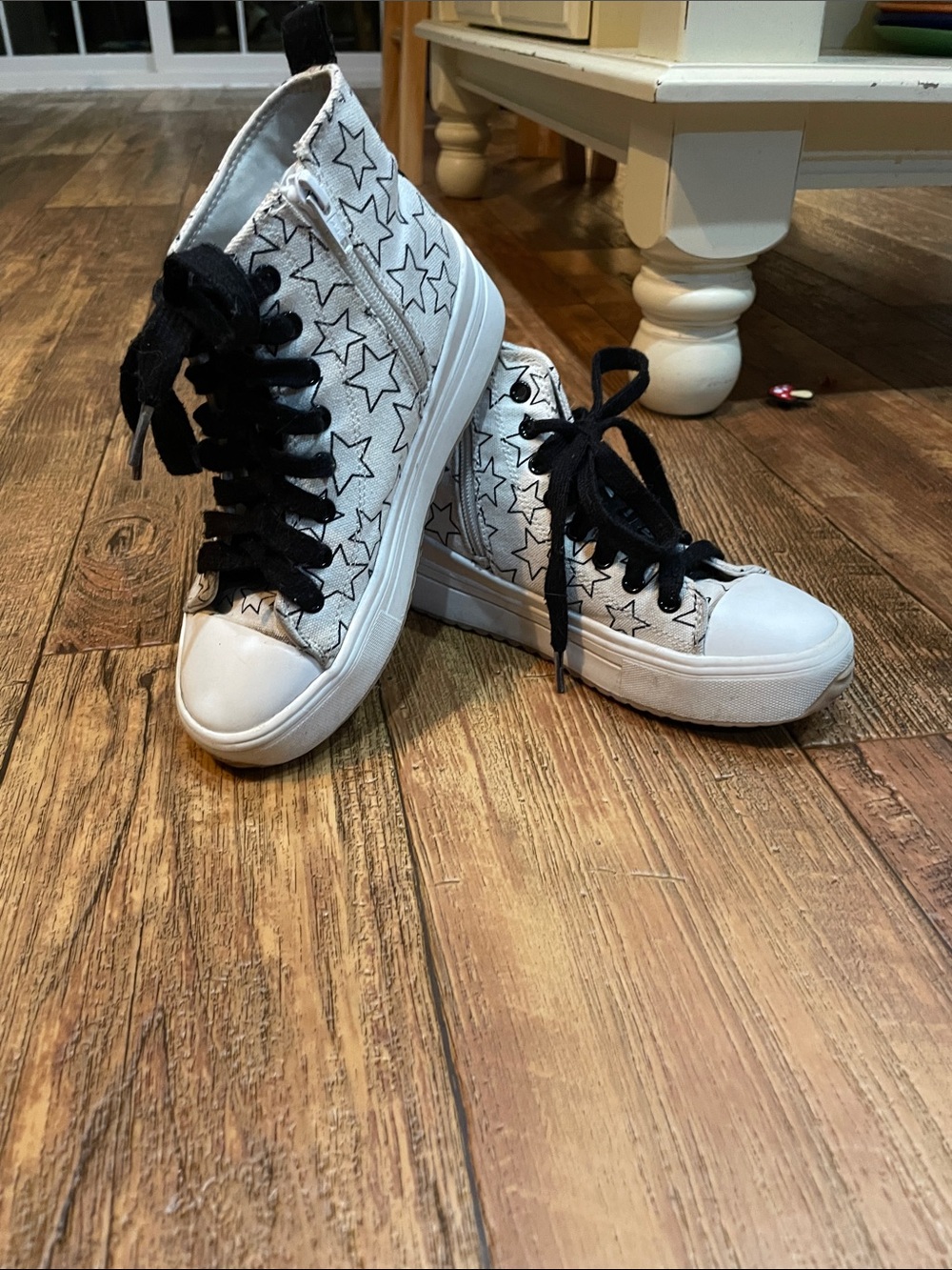 Art Class White Star-Print High-Tops with Black Laces - Kids